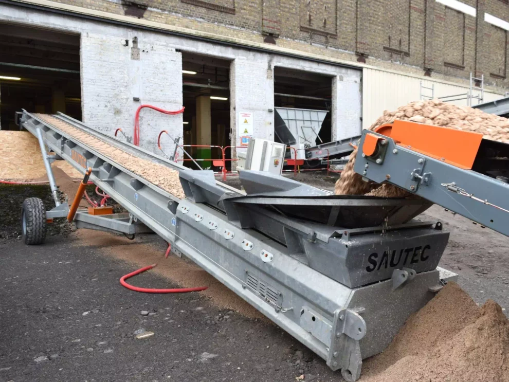 Une bande transporteuse utilisée sur un chantier de terrassement pour le transfert de remblai.
