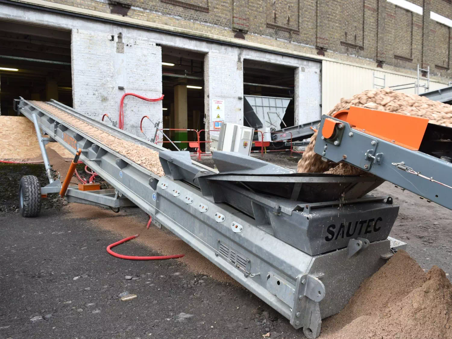 Une bande transporteuse utilisée sur un chantier de terrassement pour le transfert de remblai.