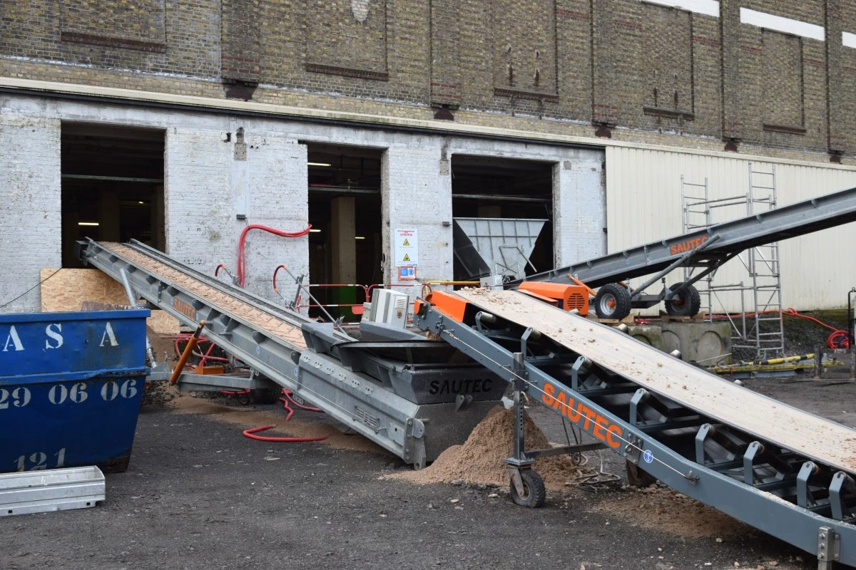 Plusieurs tapis transporteur gravats installés sur un chantier pour le convoyage des matériaux en vrac
