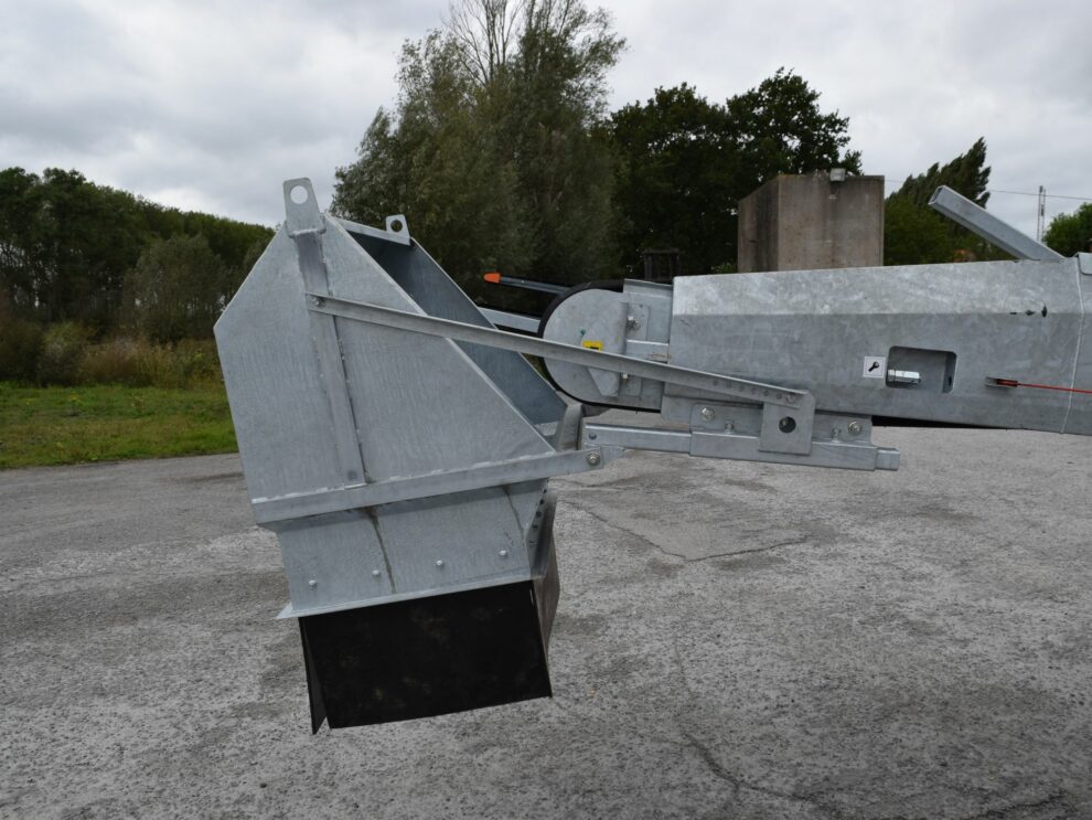 Goulotte d'extrémité installé sur un convoyeur de chantier.