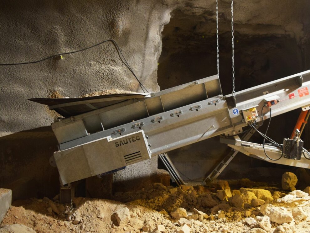 Trémie ronde installé sur un convoyeur de chantier.