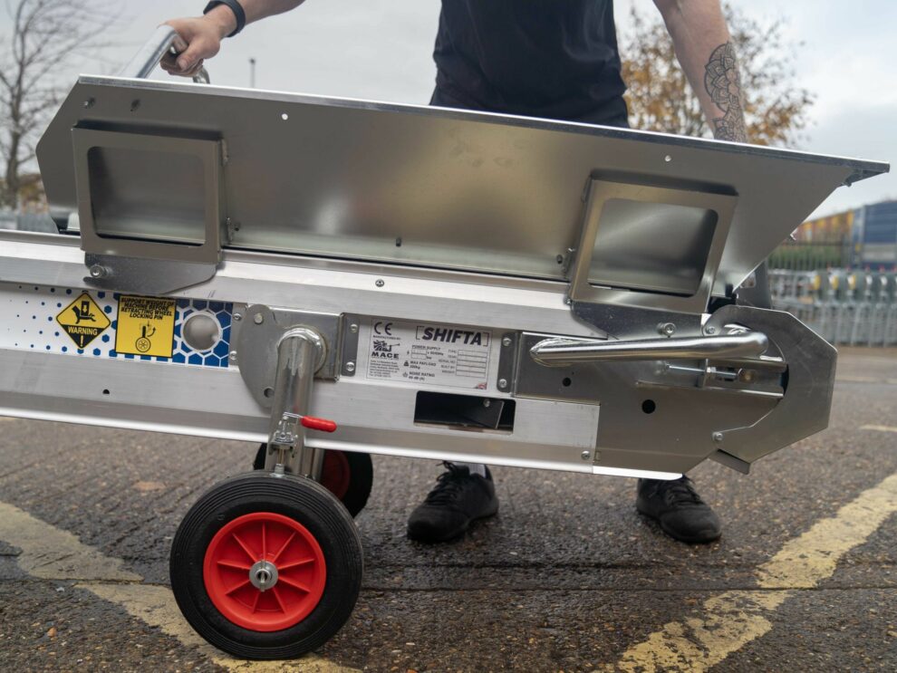 Een mini-transportband met een vultrechter