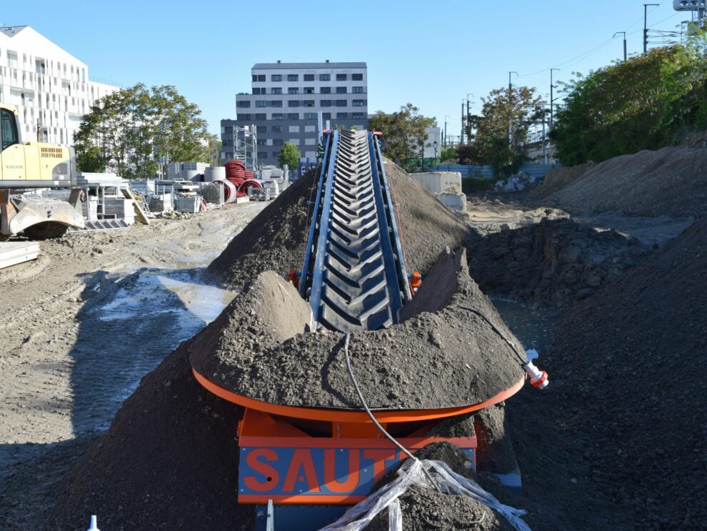Un convoyeur pour terre installé sur un chantier de construction