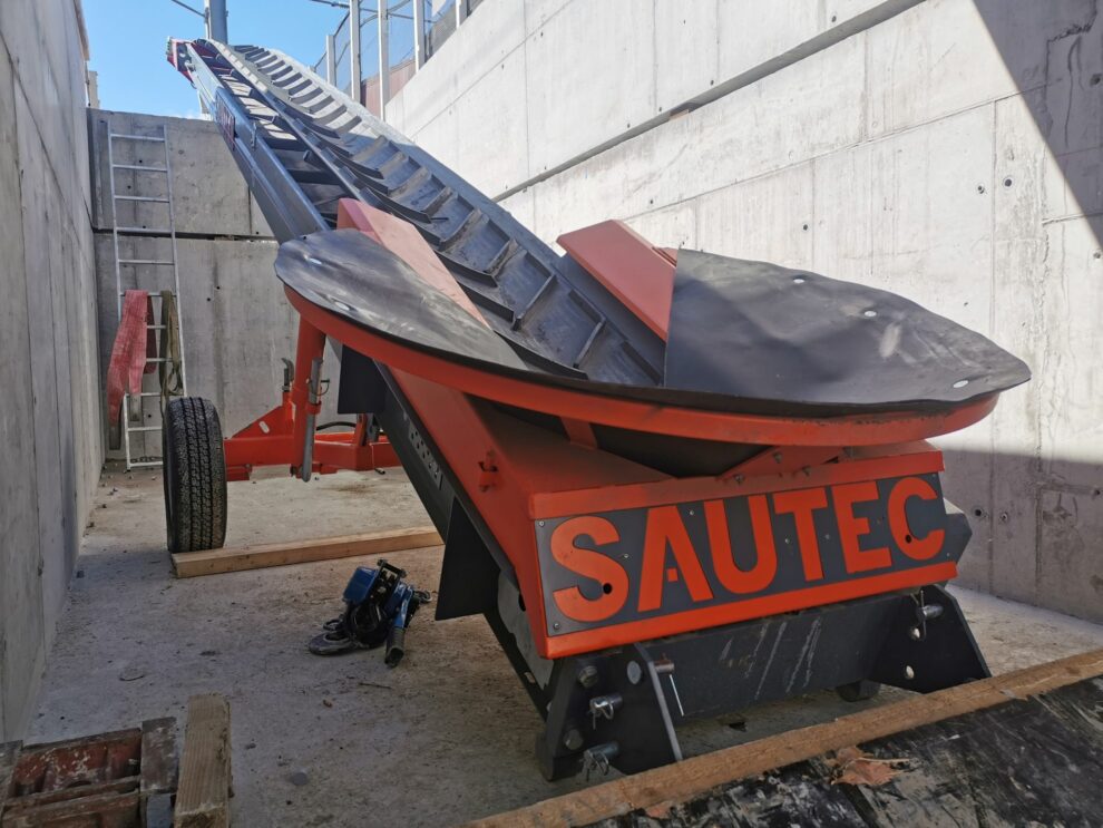 un convoyeur pour terre installé dans une galerie souterraine d'une gare féroviaire.