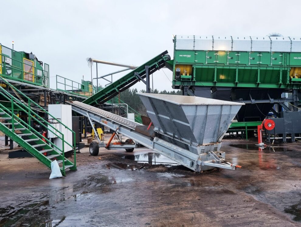 Industriële transportband voor bouwplaatsen, bestemd voor het verwerken van hout.