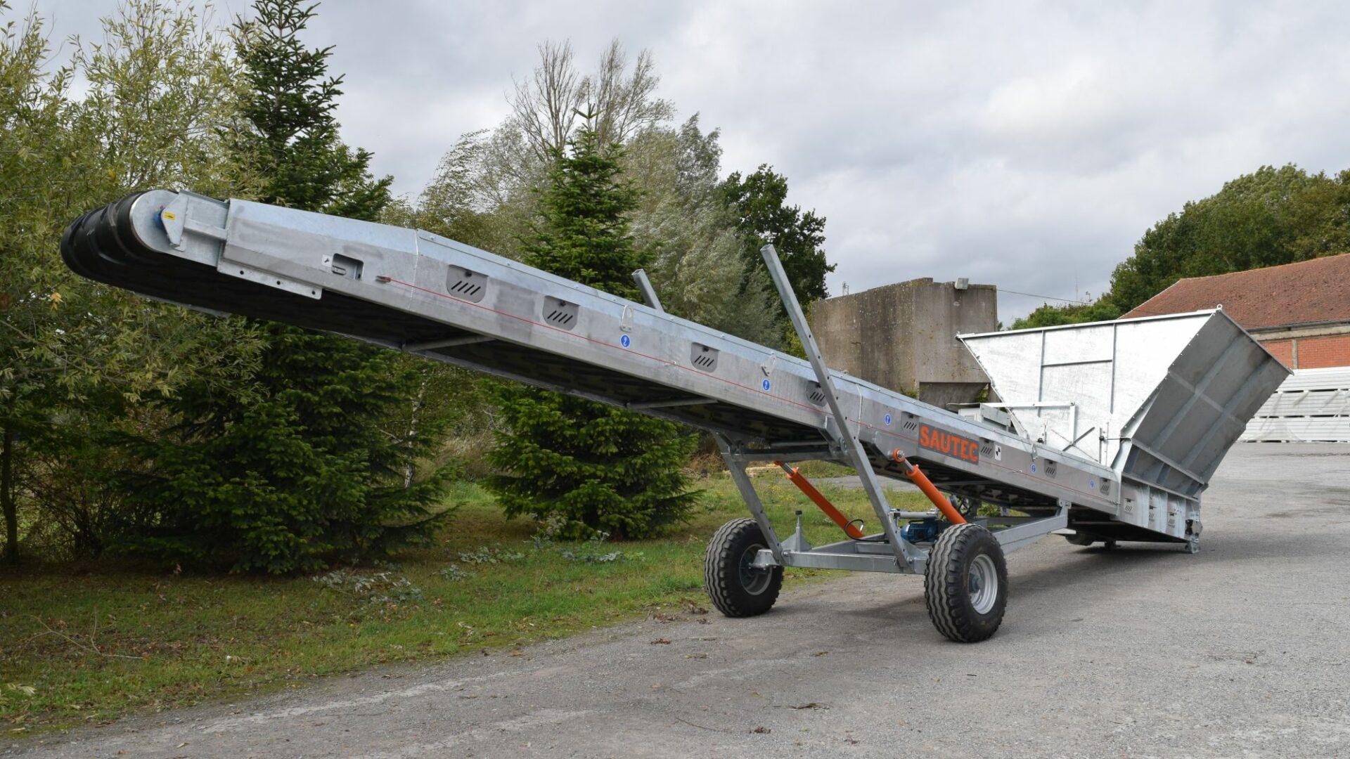 Une bande transporteuse de chantier disponible à l'achat chez sautec.