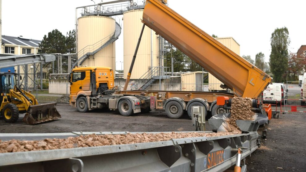 Een continue materiaalstroom die met behulp van transportbanden tot stand wordt gebracht.