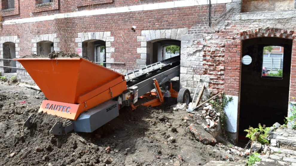 Door gebruik te maken van apparatuur zoals een transportband zijn gebieden bereikbaar die voor bouwmachines ontoegankelijk zijn.