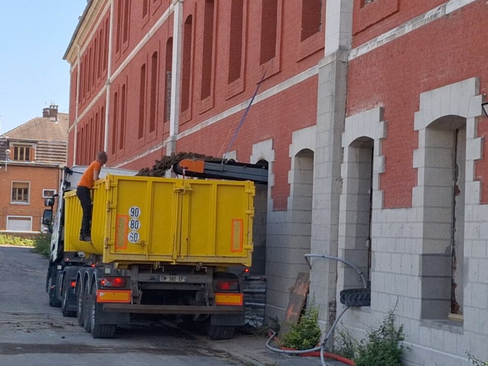 Het laden van een kiepwagen op een bouwplaats.